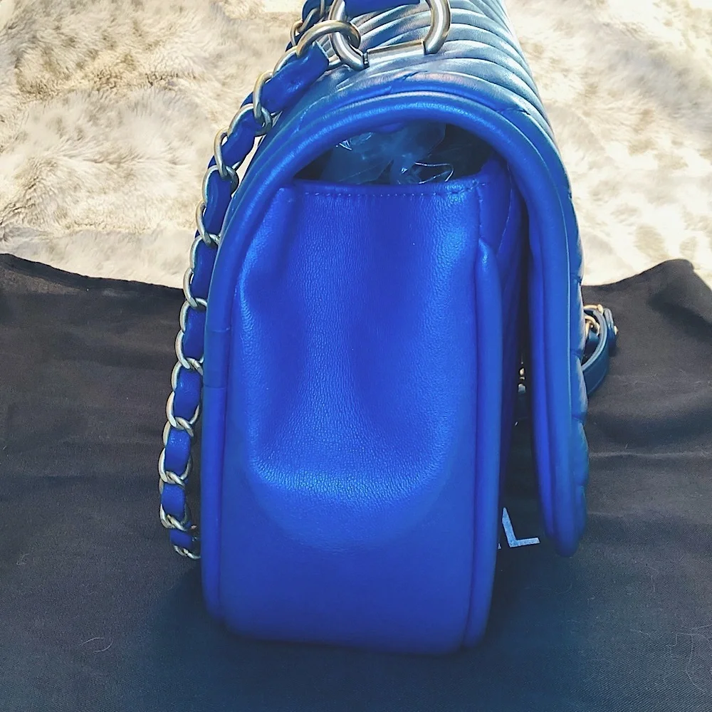 CHANEL threaded shoulder